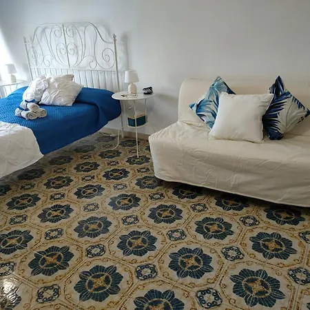 Couette-café Tra Pirandello E Leopardi 4*