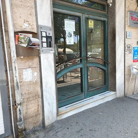 Tra Pirandello E Leopardi 那不勒斯