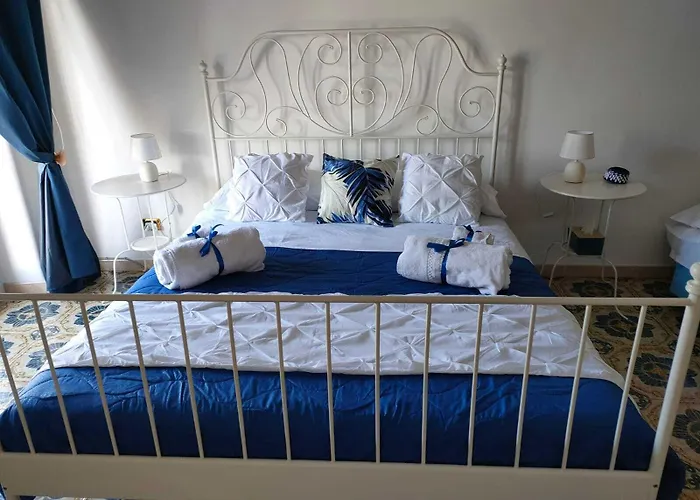 Tra Pirandello E Leopardi 4* נאפולי